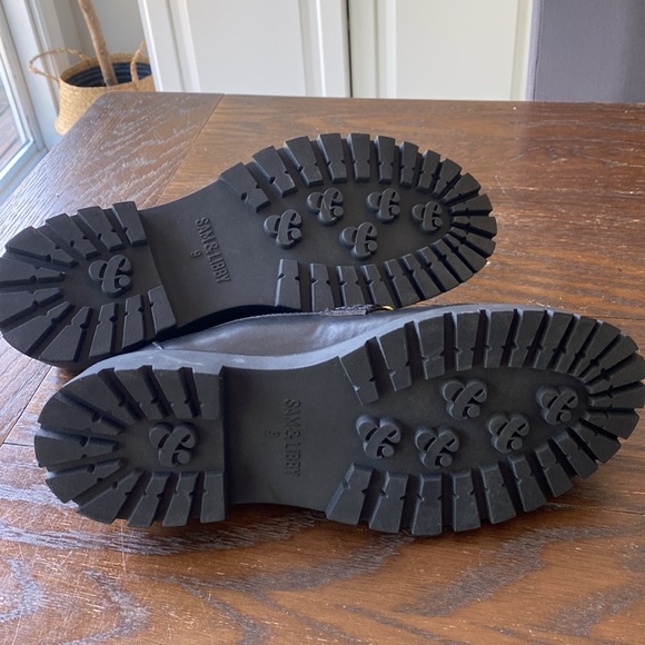 Black faux leather loafers with gold size 9 - Picture 3 of 3